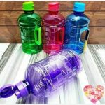 بطری آب رنگی شطرنجی دسته‌دار پلاستیکی